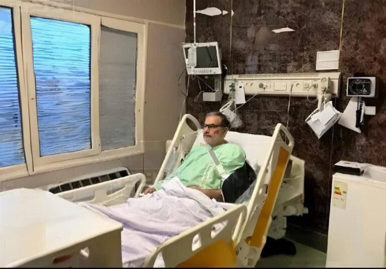 Ali Shamkhani, conseiller de Khameini, sans une jambe, après la tentative d&rsquo;assassinat.