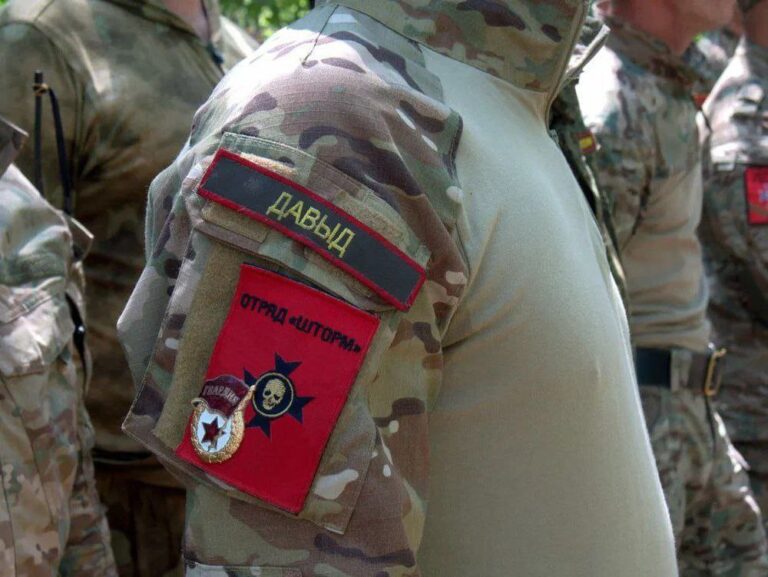 La 15e brigade de fusiliers motorisés de la garde russe a subi de lourdes pertes, déplorant plus de 12 000 morts. Des soldats témoignent d&rsquo;horreurs subies telles que la violence et le vol perpétrés par leurs propres commandants. Ils rapportent être envoyés dans des attaques mortelles, avec des chances de survie de seulement 50/50, surnommés « chair à canon ». Peu en reviennent vivants, et ceux qui souhaitent fuir risquent d&rsquo;être exécutés. Il est aussi rapporté qu&rsquo;un officier pille les cadavres pour revendre les biens, partageant les profits avec ses supérieurs.