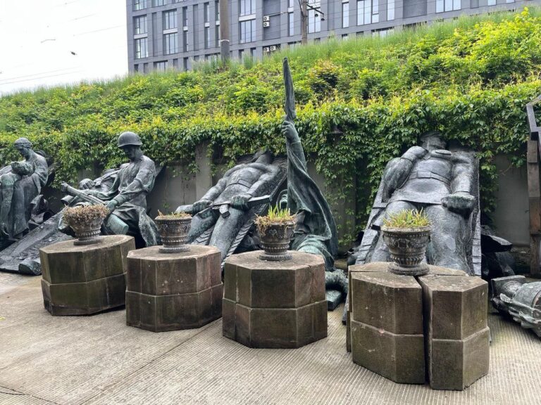 🇺🇦🇷🇺 Le maire de Lviv propose d&rsquo;échanger les restes des soldats soviétiques contre des prisonniers ukrainiens.