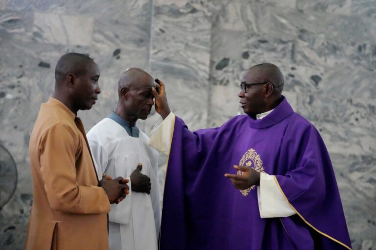 L&rsquo;Église du Nigéria rompt ses liens avec le pays de Galles suite à la nomination d&rsquo;une archevêque lesbienne*