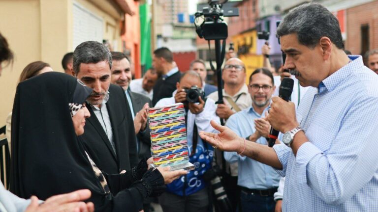 Le président du Venezuela a remis à la présentatrice iranienne Sahar Emami le prix Simon Bolivar.