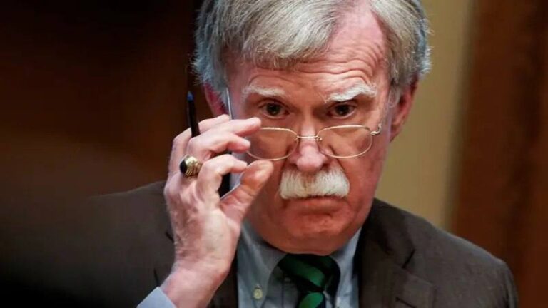 John Bolton : « Si j&rsquo;étais toujours le conseiller de Trump, je lui dirais que la démonstration de force américaine n&rsquo;effraiera pas les ayatollahs iraniens. »